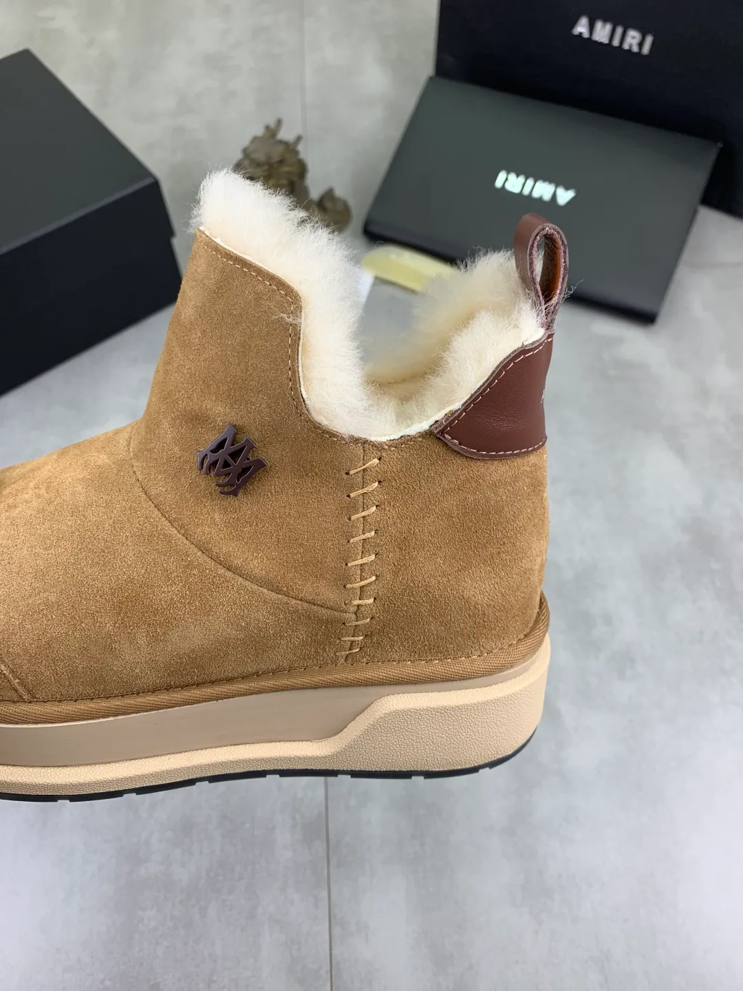 Men's shoes 💰P520 New high-quality fur-integrated Amiri Emile new winter wool shoes MA-1 wool shoes Amiri gave up the rock punk style in the new season. It uses a lot of unsaturated colors, Morandi tones, whether you see or wear them, it will make people very happy. The large tongue of the bread shoes continues, shortens the length of the shoe body, thickens the midsole, and the toe part is more rounded. Amiri's brand letters and MA logo appear on the side of the shoe. Fabric: Original custom imported first-layer frosted cowhide + real wool lining. Outsole TPU material. Bottom thickness 4CM. Color: three colors available. Size: #女 models 35-40